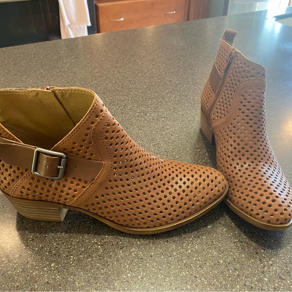 NWOB Lucky Leather Booties 6.5m. NEVER WORN - Picture 5 of 6